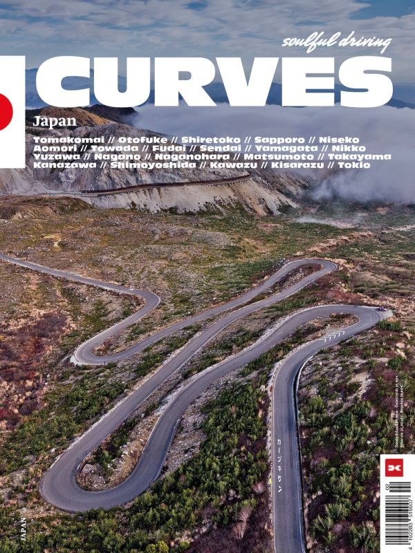 Book cover of Curves: Japan: Volume 25; featuring an aerial view of a winding road through mountains. Published by Delius Klasing.