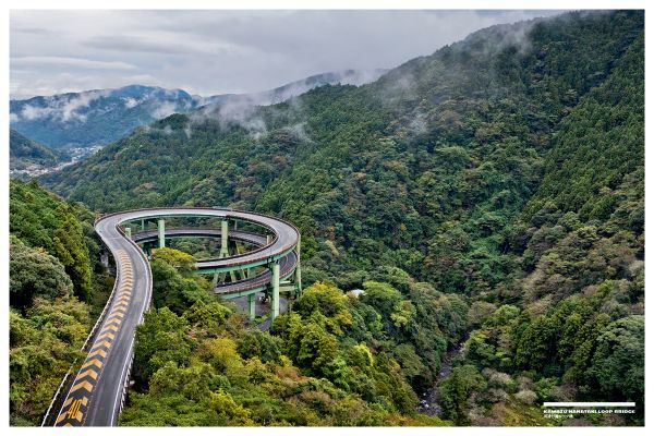 Book cover of Curves: Japan: Volume 25; featuring an aerial view of a winding road through mountains. Published by Delius Klasing.