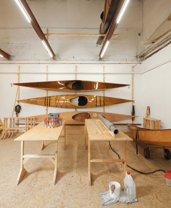 FAHRBEREITSCHAFT in black font to top edge of white cover.