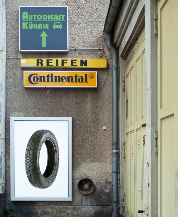FAHRBEREITSCHAFT in black font to top edge of white cover.