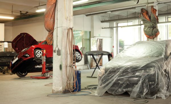 FAHRBEREITSCHAFT in black font to top edge of white cover.