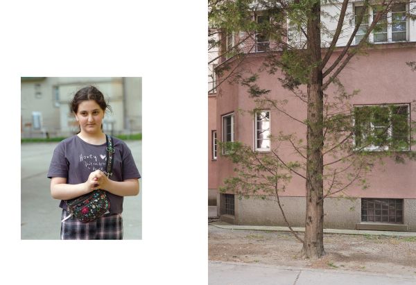 Book cover of Gisela Erlacher Superblocks, with a large archway, and slabbed area with two children playing with skipping ropes. Published by Kerber.