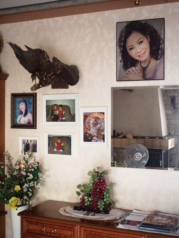 Book cover of Mika Sperling: Mother Tongue, with a wall covered with pale pink lipstick kiss marks. Published by Kerber.