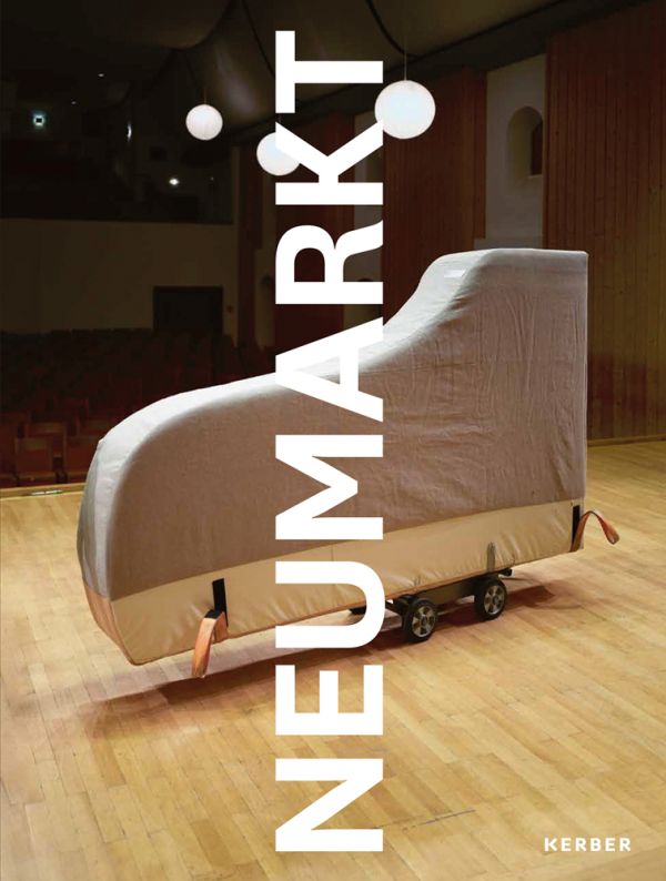 Book cover of Neumarkt: mit Fotografien von Frank Schinski, with a covered up grand piano, resting on trolley, on concert hall stage. Published by Kerber.