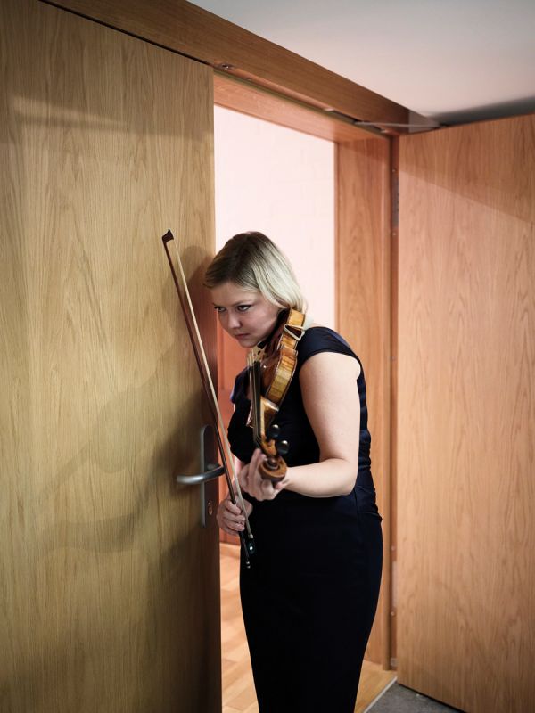 Book cover of Neumarkt: mit Fotografien von Frank Schinski, with a covered up grand piano, resting on trolley, on concert hall stage. Published by Kerber.