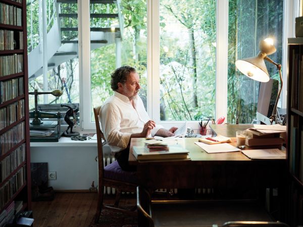 Book cover of Neumarkt, with photographs by Frank Schinski, with a grand piano with cover, resting vertically on trolley. Published by Kerber.