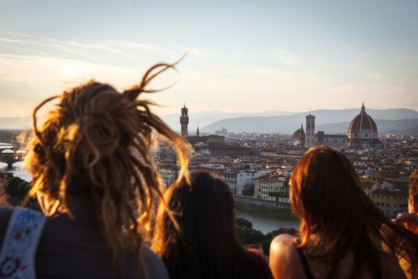 Book cover of Bella Italia: on beauty and ugliness. Christian Jungeblodt, with a tanned man in blue trunks walking past street lamp on the Italian seafront promenade at Bari. Published by Kerber.