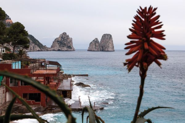 Book cover of Bella Italia: on beauty and ugliness. Christian Jungeblodt, with a tanned man in blue trunks walking past street lamp on the Italian seafront promenade at Bari. Published by Kerber.
