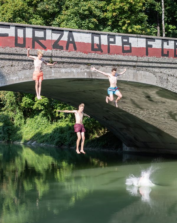 Book cover of Wolfgang Strassl, Arcadian Sketchbook, with a green tree with reflections on river. Published by Kerber.