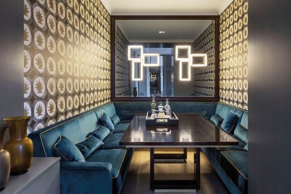 Book cover of Geiselhart, with a façade of luxury villa with large glass panel door. Published by Kerber.