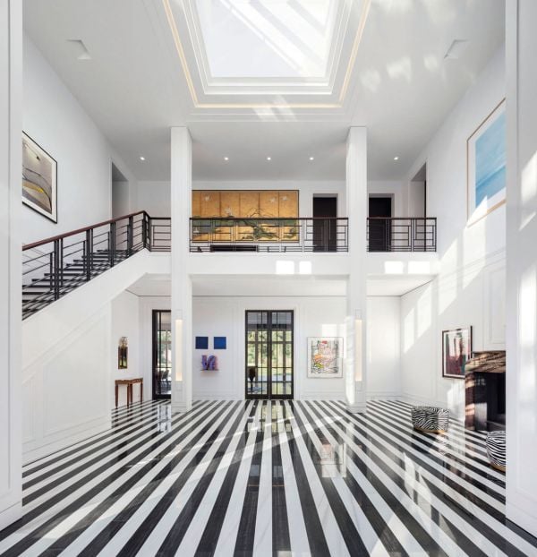 Book cover of Geiselhart, with a façade of luxury villa with large glass panel door. Published by Kerber.