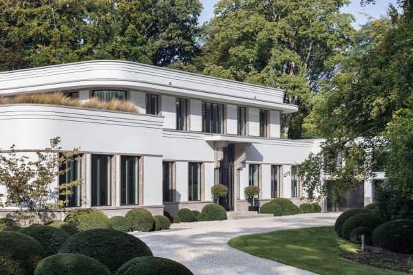 Book cover of Geiselhart, with a façade of luxury villa with large glass panel door. Published by Kerber.