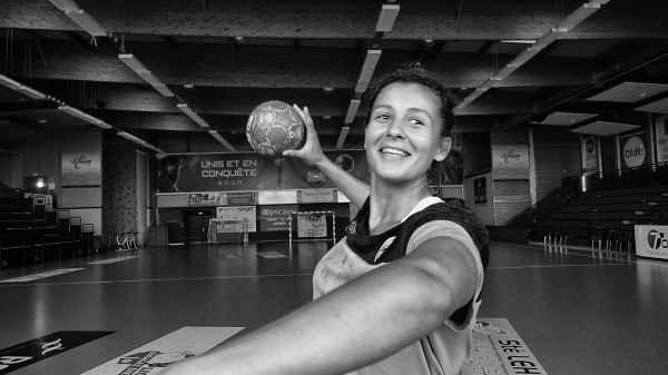 White landscape book cover of Eric Mistler, Sportives!' featuring a black female athlete waiting in the starting blocks before race. Published by Kerber.