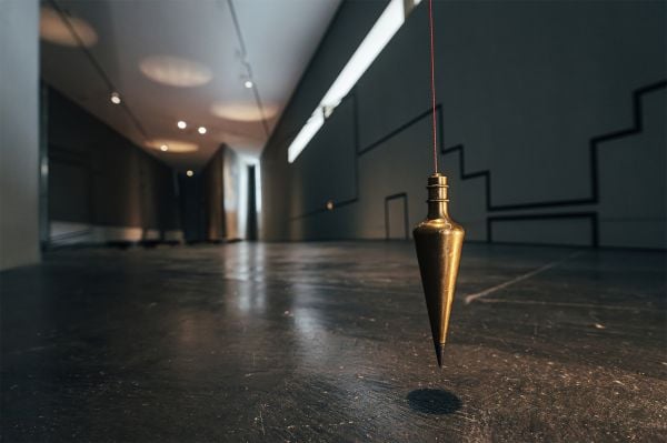 Round shape featuring brown organic pattern, on grey cover of 'Dor Guez, Inmitten imperialer Gitter | Amid Imperial Grids', by Kerber.