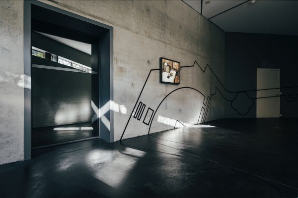 Round shape featuring brown organic pattern, on grey cover of 'Dor Guez, Inmitten imperialer Gitter | Amid Imperial Grids', by Kerber.