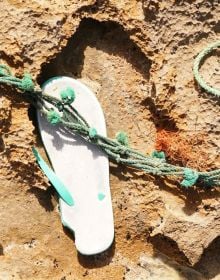 Cream book cover of Winfried Muthesius, 1.000 Odysseen, with capitalised black font. Published by Kerber.