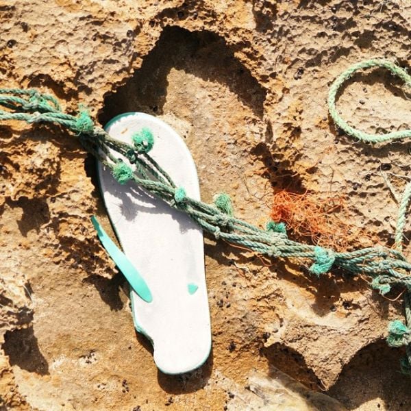 Cream book cover of Winfried Muthesius, 1.000 Odysseen, with capitalised black font. Published by Kerber.