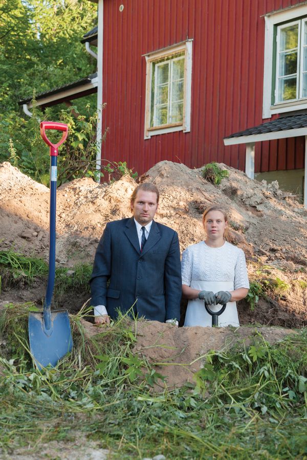 Book cover of Mammu & Pasi Rauhala: Bears All Things, with a photo of a couple: one in a suit, the other in a white dress. Published by Kerber.