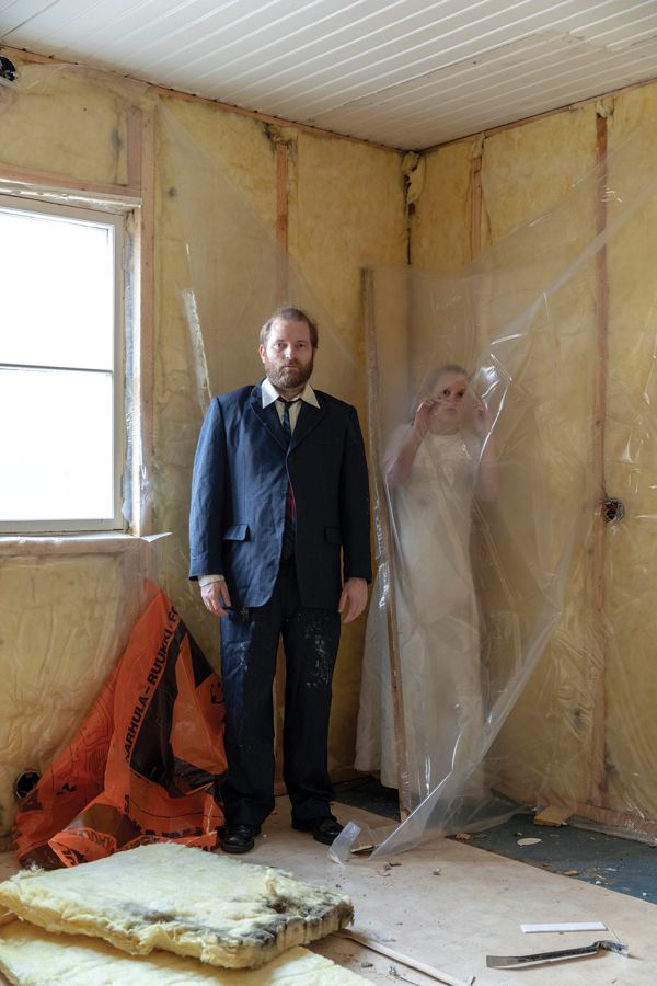 Book cover of Mammu & Pasi Rauhala: Bears All Things, with a photo of a couple: one in a suit, the other in a white dress. Published by Kerber.