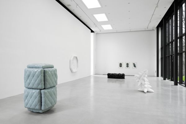 Book cover of umformung: Jaana Caspary, with a close-up of black bubble-like sculpture. Published by Kerber.