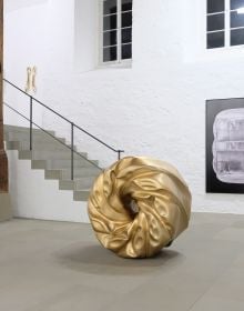 Book cover of umformung: Jaana Caspary, with a close-up of black bubble-like sculpture. Published by Kerber.