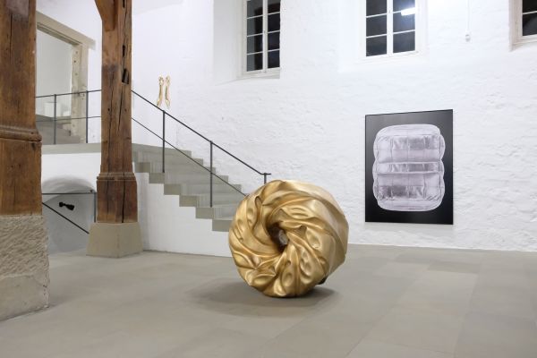 Book cover of umformung: Jaana Caspary, with a close-up of black bubble-like sculpture. Published by Kerber.