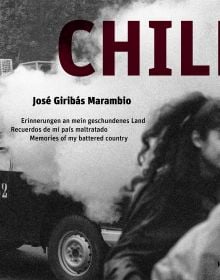 Book cover of Chile: José Giribás Marambio: Erinnerungen an mein geschundenes Land | Recuerdos de mi país maltratado | Memories of my battered country, with a vehicle surrounded with smoke. Published by Kerber.