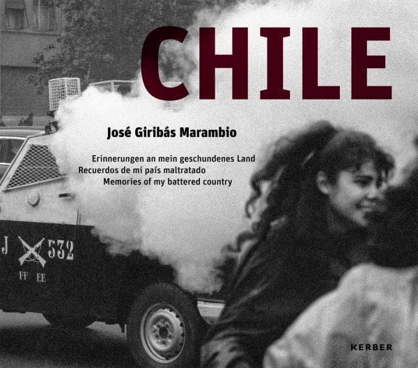 Book cover of Chile: José Giribás Marambio: Erinnerungen an mein geschundenes Land | Recuerdos de mi país maltratado | Memories of my battered country, with a vehicle surrounded with smoke. Published by Kerber.