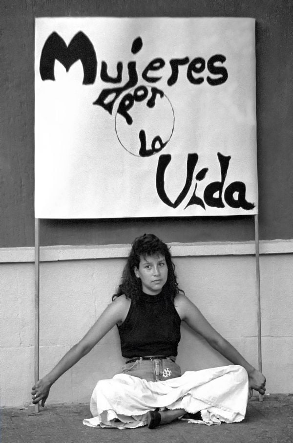 Book cover of Chile: José Giribás Marambio: Erinnerungen an mein geschundenes Land | Recuerdos de mi país maltratado | Memories of my battered country, with a vehicle surrounded with smoke. Published by Kerber.
