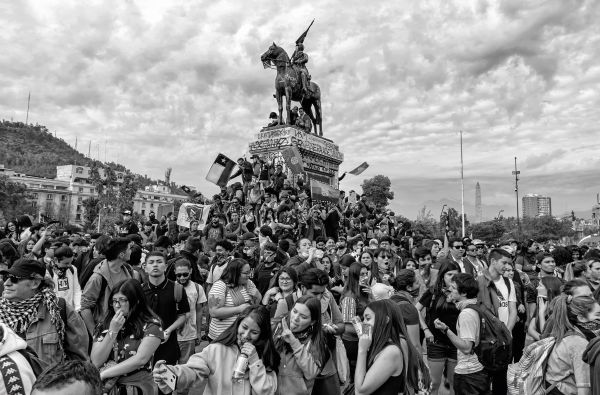 Book cover of Chile: José Giribás Marambio: Erinnerungen an mein geschundenes Land | Recuerdos de mi país maltratado | Memories of my battered country, with a vehicle surrounded with smoke. Published by Kerber.