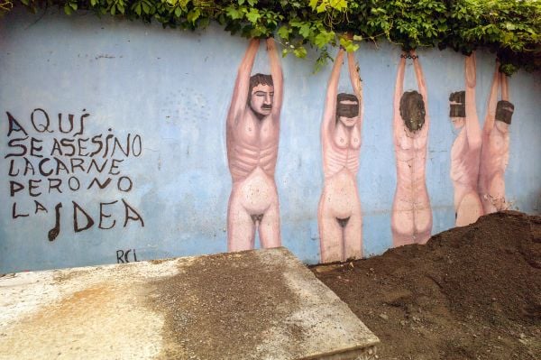 Book cover of Chile: José Giribás Marambio: Erinnerungen an mein geschundenes Land | Recuerdos de mi país maltratado | Memories of my battered country, with a vehicle surrounded with smoke. Published by Kerber.