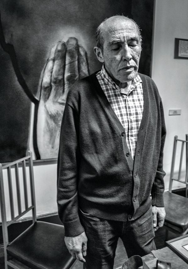 Book cover of Chile: José Giribás Marambio: Erinnerungen an mein geschundenes Land | Recuerdos de mi país maltratado | Memories of my battered country, with a vehicle surrounded with smoke. Published by Kerber.