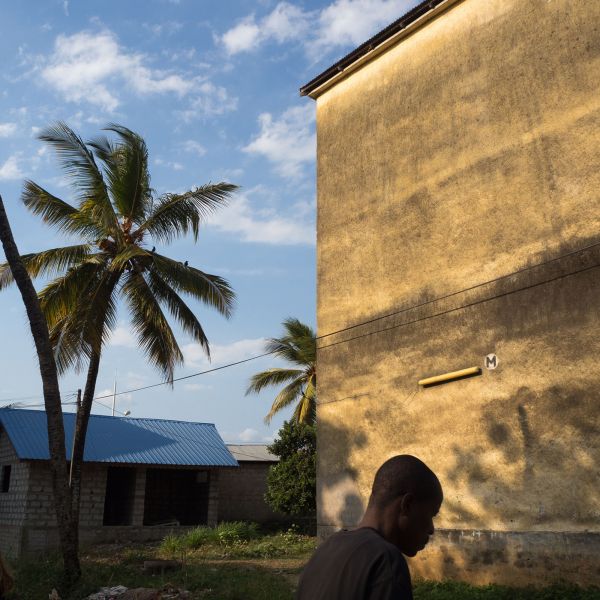 Book cover of Plattenbau Promenades: Christoph Montebelli: Berlin | Havana | Hong Kong | Zanzibar, with a concrete slab building. Published by Kerber.