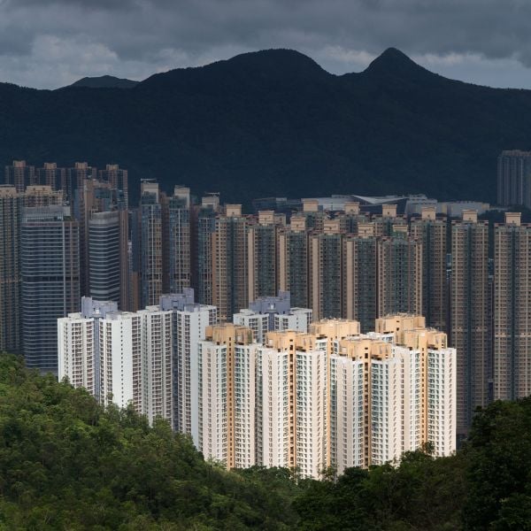 Book cover of Plattenbau Promenades: Christoph Montebelli: Berlin | Havana | Hong Kong | Zanzibar, with a concrete slab building. Published by Kerber.