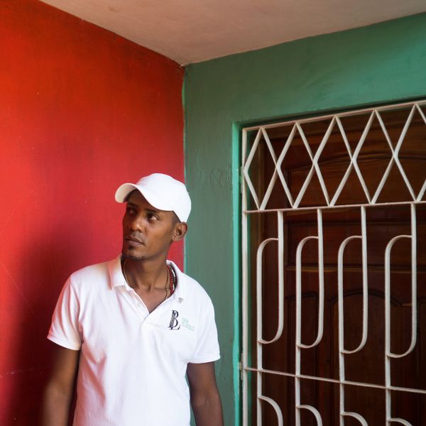 Book cover of Plattenbau Promenades: Christoph Montebelli: Berlin | Havana | Hong Kong | Zanzibar, with a concrete slab building. Published by Kerber.