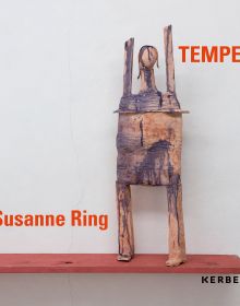 Book cover of Tempel: Susanne Ring, with a clay figurine with arms in the air, standing on wall shelf. Published by Kerber.