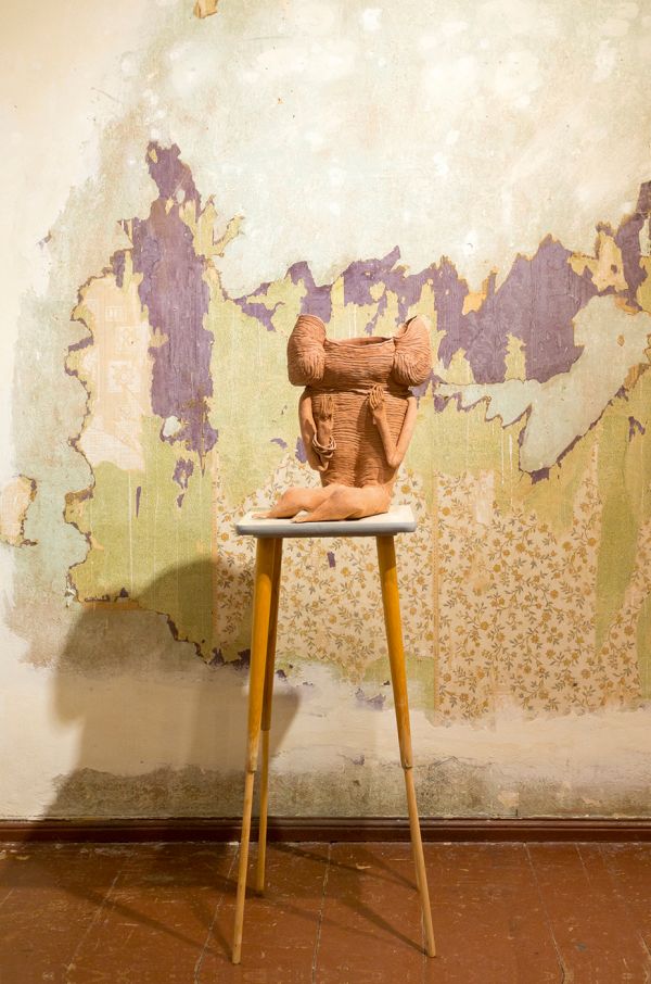 Book cover of Tempel: Susanne Ring, with a clay figurine with arms in the air, standing on wall shelf. Published by Kerber.