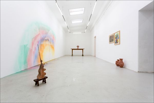 Book cover of Tempel: Susanne Ring, with a clay figurine with arms in the air, standing on wall shelf. Published by Kerber.