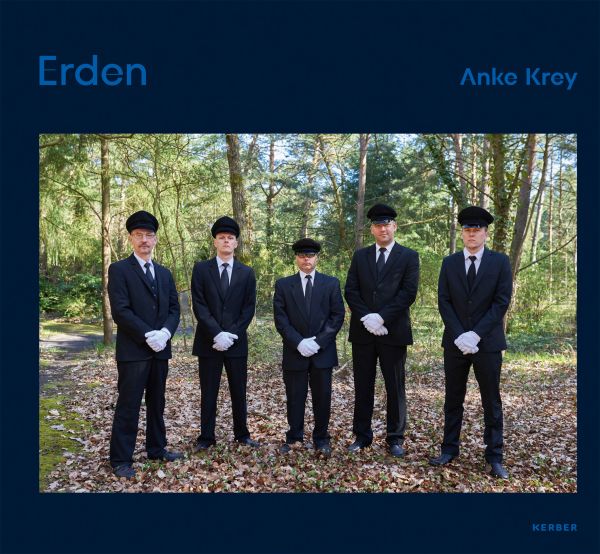 Book cover of Erden: Anke Krey, with five men in dark suits and hats standing in a cemetery in Berlin. Published by Kerber.