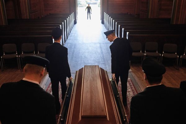 Book cover of Erden: Anke Krey, with five men in dark suits and hats standing in a cemetery in Berlin. Published by Kerber.