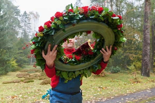Book cover of Erden: Anke Krey, with five men in dark suits and hats standing in a cemetery in Berlin. Published by Kerber.
