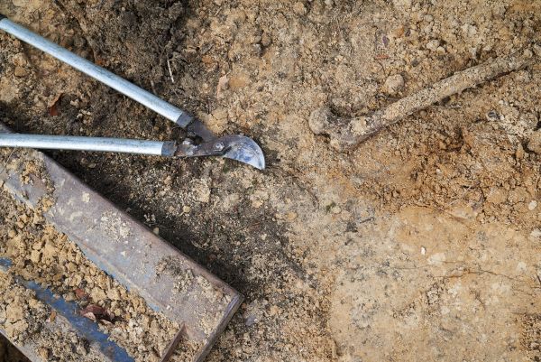 Book cover of Erden: Anke Krey, with five men in dark suits and hats standing in a cemetery in Berlin. Published by Kerber.