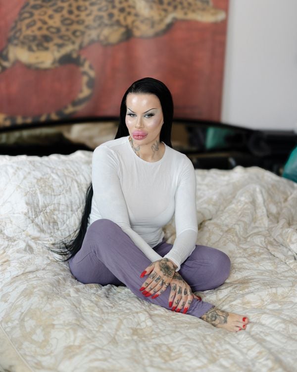 I Am Not Like Me. Versions of Becoming