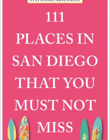 Book cover of 111 Places in San Diego That You Must Not Miss, featuring four colorful surfboard. Published by Emons Verlag.