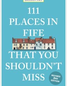 Book cover of 111 Places in Fife That You Shouldn't Miss, with a row of harbour houses. Published by Emons Verlag.