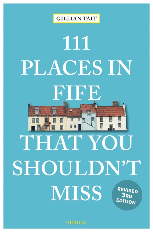Book cover of 111 Places in Fife That You Shouldn't Miss, with a row of harbour houses. Published by Emons Verlag.