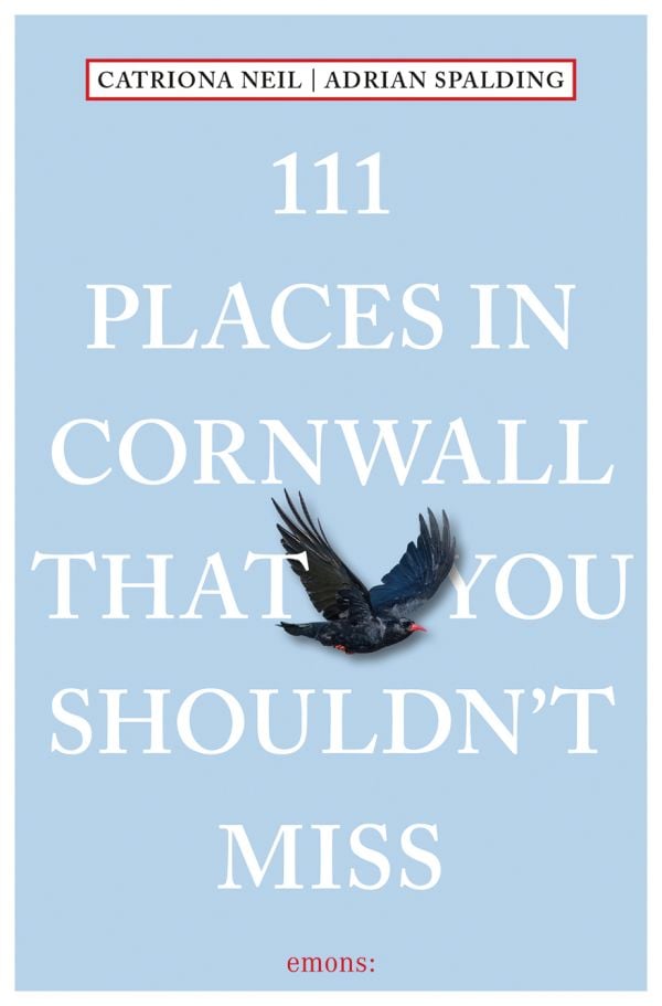 Book cover of 111 Places in Cornwall That You Shouldn't Miss, with a black Cornish crown. Published by Emons Verlag.