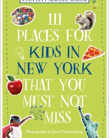 Apple, pizza slice, Statue of Liberty, on lime green cover of '111 Places for Kids in New York That You Must Not Miss', by Emons Verlag.