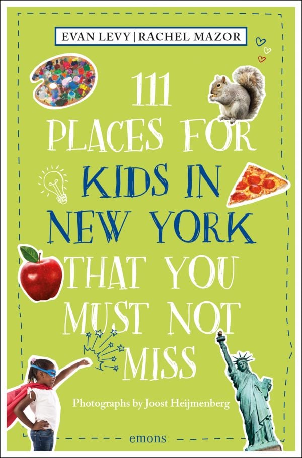 Book cover of 111 Places for Kids in New York That You Must Not Miss, with and apple, a slice of pizza , and the Statue of Liberty. Published by Emons Verlag.