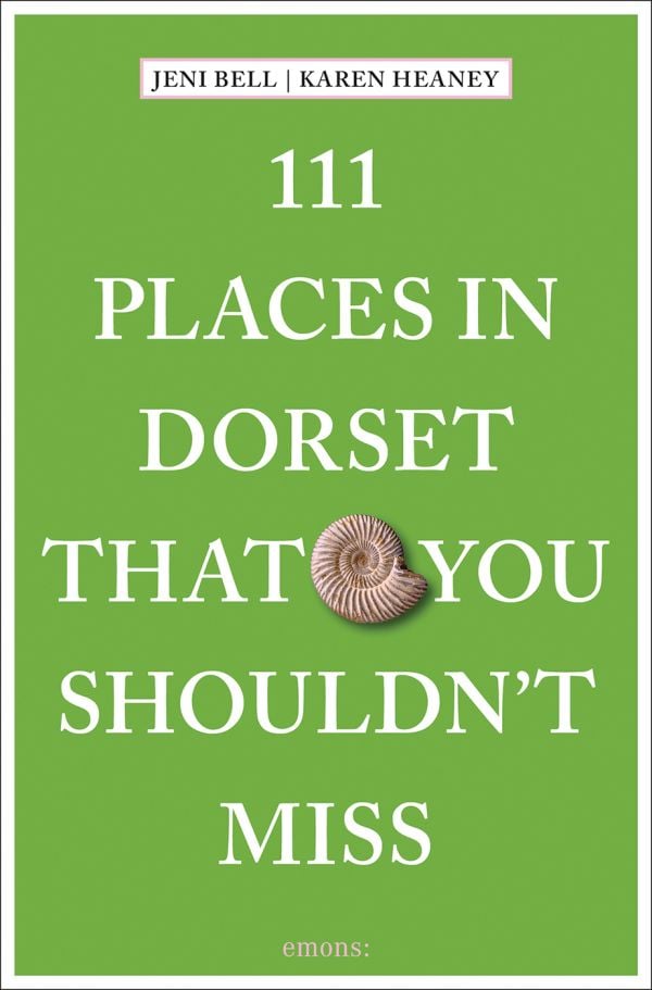 Book cover of 111 Places in Dorset That You Shouldn't Miss: featuring an ammonite shell. Published by Emons Verlag.
